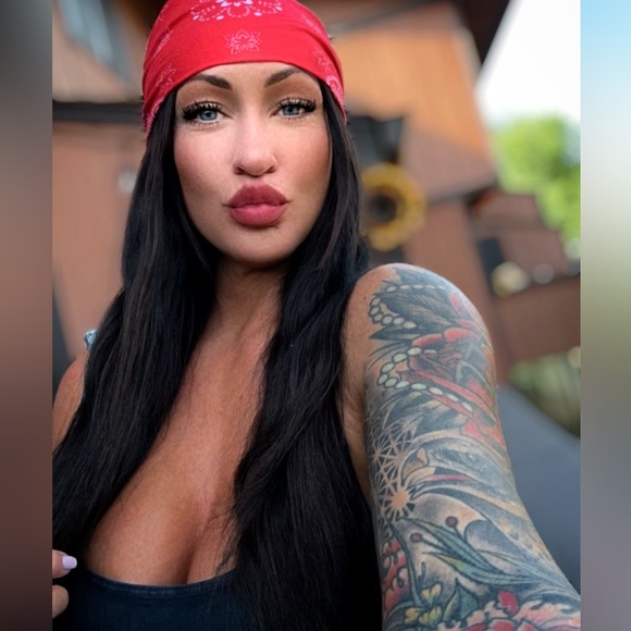 Meet your Posher, Kelly - Picture 2 of 2